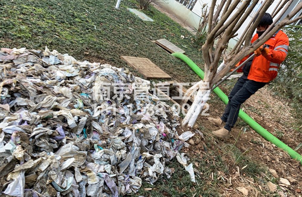 315富贵山化粪池垃圾清理